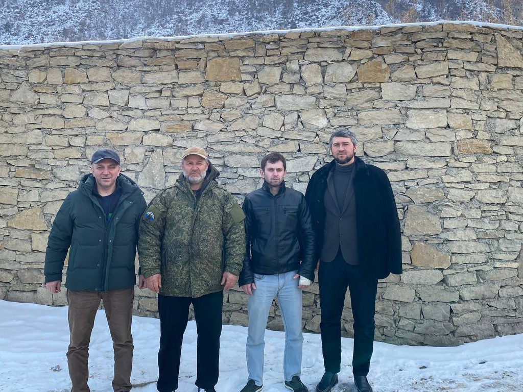 Махач Мусаев навестил участника СВО в Гунибском районе